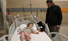 Bu nasıl vicdansızlık Baba ile 14 aylık kızı komşuları tarafından darbedildi