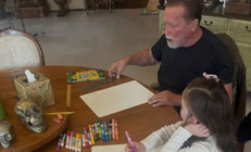 Sinemanın en sert yıldızlarından biriydi... Torunları görünce pamuk gibi oldu... Dede, gel resim çizelim