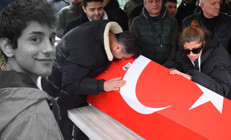 27 yaşında hayatını kaybeden oyuncu İbrahim Yıldıza veda... Ablası tabutundan ayrılamadı
