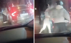 Motosiklet sürücüsü neye uğradığını şaşırdı: Uyarmak için yanına gitti, saldırıya uğradı