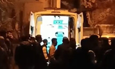 Annesini aldatan babasını öldürdü