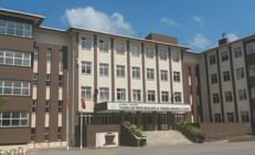 2 öğretmeni ve 1 öğrenciyi bıçakladı 2 öğretmeni ve 1 öğrenciyi bıçakladı