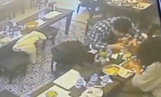 Taksimde yemekten çıkan böcek müşterinin dudağını ısırdı
