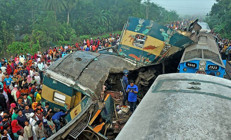 Bangladeşte otobüs ile tren çarpıştı: 12 ölü