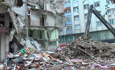İstanbulda yıkım faciası: Annesiyle yolda yürüyen küçük çocuk hayatını kaybetti