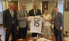 Rizeli Safa, Cumhurbaşkanı Erdoğandan istediği imzalı Arda Güler formasına kavuştu