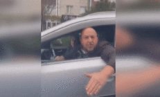 Araçta çocuğum var diyen kadın sürücünün otomobiline saldırdı Cip sürücüsü gözaltına alındı