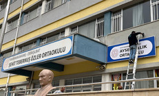 Ayser Çalık Ortaokulunun tabelası, yeni binaya asıldı