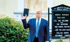 Papa ile kavga eden Trump Oval Ofis’te İncil okuyacak
