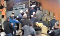 İstanbuldaki kahvehanede yaşandı: Sokaktaki sesin etkisiyle kendilerini dışarı attılar