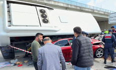 Halk otobüsü otomobilin üzerine devrildi: Yaralılar var