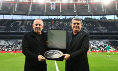 Sergen Yalçına 100. maç özel plaket