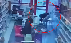 Jandarma personeli, markette kalp krizi geçiren müşteriyi kalp masajı yaparak kurtardı