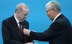 Ahmet Yesevi Nişanı ilk kez Cumhurbaşkanı Erdoğana takdim edildi