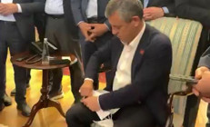 Özgür Özelden Kılıçdaroğluna mesaj: Koy masaya gelince okusun... Kendisine ulaştırılan tebligatı böyle yırttı