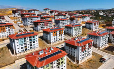 Bakan Kurum depremzede ailenin yeni evini paylaştı