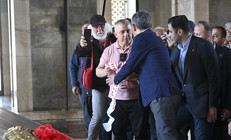 Görevliler müdahale etmişti: Özgür Özelin Anıtkabir ziyaretindeki çelenk krizi... Yaşanılanların perde arkasını Dicle Canova anlattı
