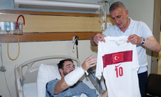 A Milli Takıma eşlik ederken kaza geçiren polise TFF Başkanı İbrahim Hacıosmanoğlundan ziyaret