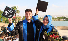 Şanlıurfa’da azimli bir annenin hikayesi Oğluyla aynı sıradan mezun oldu