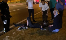 Kazada yaralanan oğlunun elini tutarak moral verdi