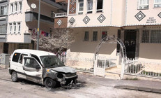 Boşanma aşamasındaki eşinin evini kurşunlayıp aracını yakan sanığa tahliye