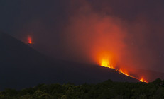 Etna Yanardağı hareketlendi: Uçuşlar durduruldu Gökyüzü kül bulutuyla kaplandı
