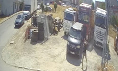 Avcılar’da park halindeki kamyonlardan hırsızlık kamerada