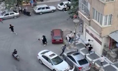 Şanlıurfa’da iki grup arasında taşlı, sopalı ve bıçaklı kavga kamerada