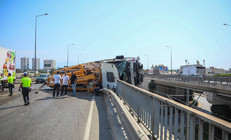 Antalyada beton pompası kamyonu üst geçitte asılı kaldı: Sürücü kurtarıldı, tramvay seferleri aksadı