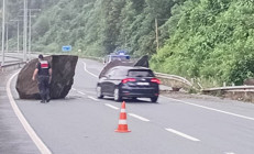 Rizede yamaçtan kopan dev kayalar sahil yoluna düştü