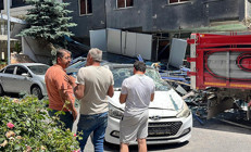 Atıl durumdaki hastanenin dış cephesi düştü, otomobiller hasar gördü