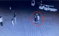 Site bahçesinde 11 yaşındaki çocuğa tekme, yumruk ve tokatlı saldırı kamerada
