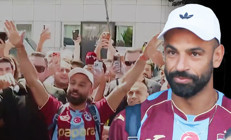 Trabzonsporun yeni yıldızı Mohamed Salah, İstanbula geldi Taraftarla buluşup üçlü çektirdi