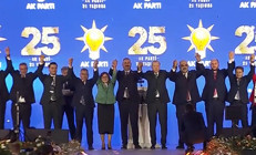 AK Parti’ye 3 milletvekili ve 7 belediye başkanı katıldı