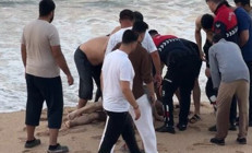Kıyıda oturuyordu dalgalar yuttu Karaburunda 58 yaşındaki adam hayatını kaybetti