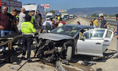 Bursada bariyerlere çarpıp refüje düşen otomobildeki 3 kişi yaralandı: Kaza kamerada