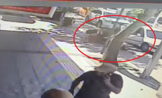 Motosikletli, otomobilin açılan kapısına çarptı: O anlar kamerada