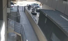 Avcılarda kadın kıyafetli hırsızlar kamerada: Açık kapıya şaka yaptılar, kabusu yaşadılar