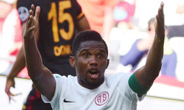 Etoo: Bilerek elle attım ama...