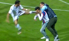 Tolga Özkalfaya maçta saldırı