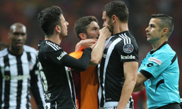 Arenada olay Futbolcular birbirlerine girdi
