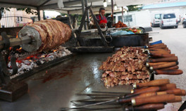 Yöresel lezzetleri tanıtmak için 8 yıldır Türkiyeyi şehir şehir geziyorlar