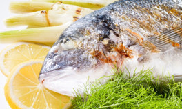 Balığın yanında bol limonlu, soğanlı yeşil salata Peki sebebini biliyor musunuz