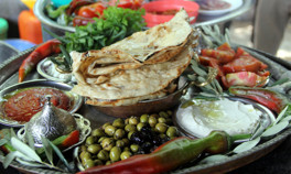 Yüzlerce yıllık bir gelenek Bu kahvaltı sadece ilk zeytinyağıyla yapılıyor