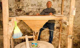 Dedesinden kalan su değirmeniyle geçmişten gelen bir lezzeti yaşatıyor