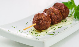 Avokado yatağında köfte tarifi