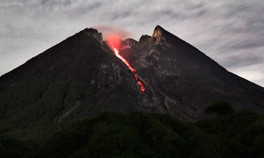 Endonezyada Merapi Yanardağında iki patlama oldu