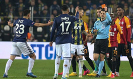 Derbide kartlar havada uçuşuyor Son maçta 11 sarı kart...