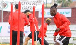 Hatayspor, İstanbul deplasmanında Kasımpaşaya karşı 2 cezalı...