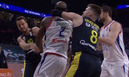 Anadolu Efes - Fenerbahçe Beko maçında kavga çıktı Singleton ve Melih Mahmutoğlu...